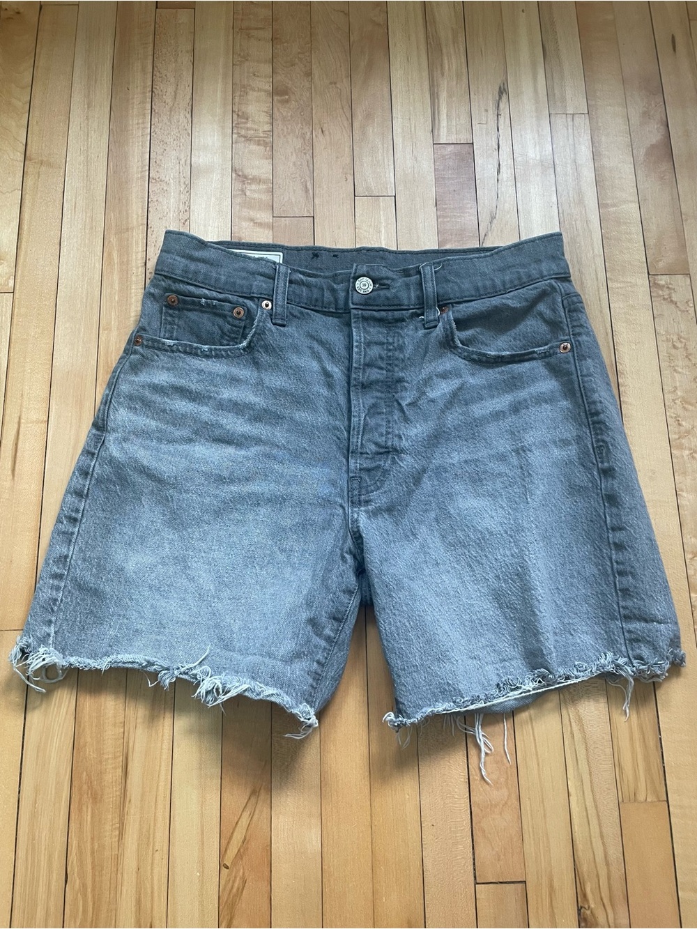 Gap Cheeky High Rise Denim Shorts
Size 28
#cheeky #highrise # black denim #gray